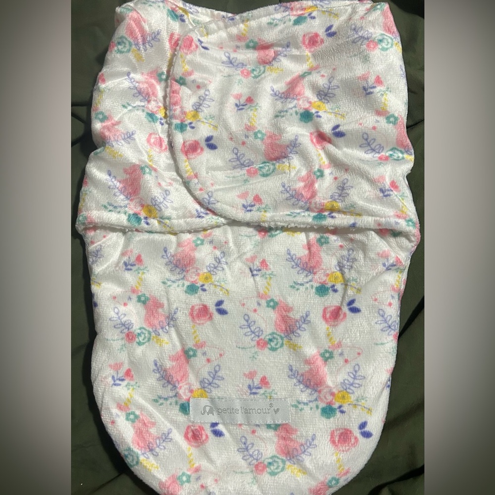 Petite L’amour flower swaddle fluffy inside